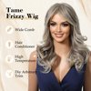 testar Grey Blonde Wigs With Curtain Bangs Shoulder Length Grey Wigs for White Women, Short Curly Natural Synthetic Hair Wig for Party Cosplay Use 20IN