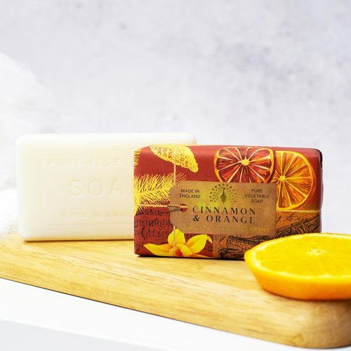 The English Soap Company Anniversary Wrapped Soap Bar, Luxury Cinnamon Shea Butter Soap Bar, Moisturising Soap Bar for Face and Body, Cinnamon and Orange Scent 190g
