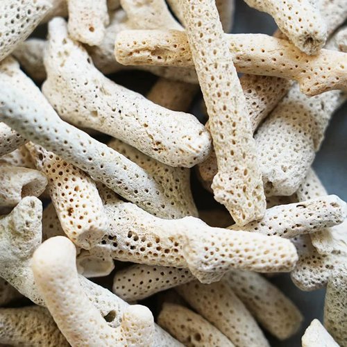 Natural Crushed Fish Tank Premium Coral Filter for Aquarium Crushed Coral 1LB with Mesh Bag for Freshwater Aquarium Bio Ceramic Filter Media Fish Tank Filtration Material Pond Filter Media Reusable