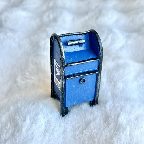 Generic Miniature American Payphone in 1:12 Scale, Mini Vintage Style Phone Booth Mailbox Model Decoration, Suitable for Collection and Scene Building Mini Dollhouse Furniture Accessories (Mailbox)