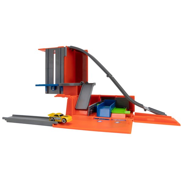 Micro Machines Core Playset, Car Tuner Garage Station - Expandable and Connectable to Other MM Sets, Includes One Exclusive Vehicle - Collect Them All