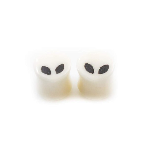 BodyJewelryOnline Unisex Organic Horn Ear Plugs, Tunnel Earrings, Piercing Stretchers, Hypoallergenic Supplies, 2G, White, Alien Face Design