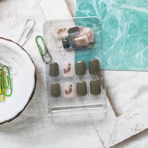 Press on Nails Short Square Fake Nails Green False Nails with Glitter Designs White Acrylic Nails Leopard Artificial Nails Full Cover Glue on Nails Glossy Stick on Nails for Women Girls