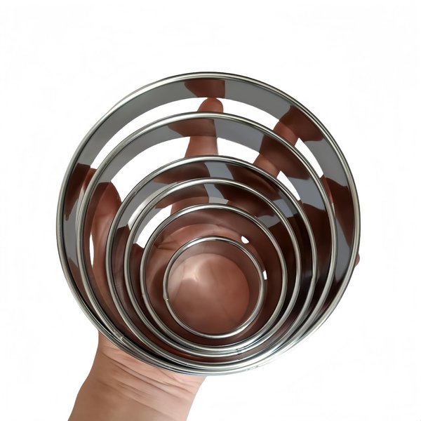 6 Pcs Round Stainless Steel Cookie Cutter Set (2, 3, 3.5,4, 5, 6 Inch),Large Stainless Steel Donut Cutter for cookies, cakes,Baking,Sandwiches, Durable and Easy to clean ﻿ ﻿ ﻿