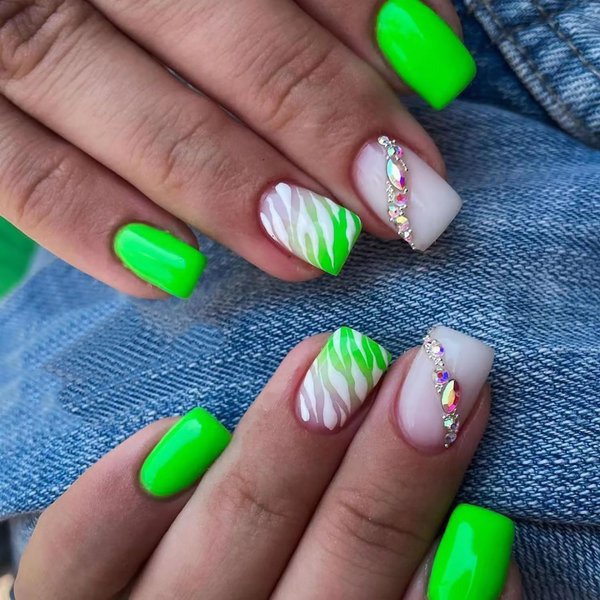 Green Press on Nail Short Square Artificial Acrylic Nails White Green Stripe False Nails Glitter Broken Diamond Design Fake Nails Full Cover Glossy Reusable Coffin Nails Glue on Nails for Women 24Pcs