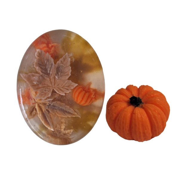 Jabon hecho a mano de miel con vitamina E, base de glicerina,diseño encapsulado con hojas y calabazas de otoño, adicional un jabon de miel en forma de calabaza, ideal para regalo de temporada
