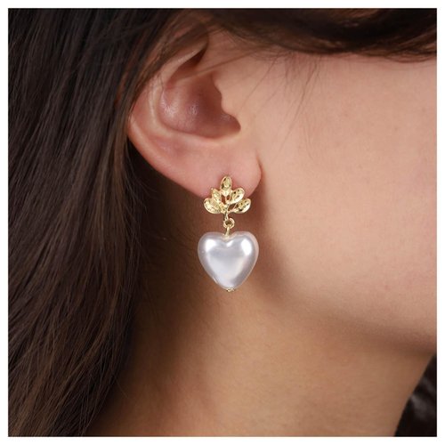 Sttiafay Vintage Pearl Heart Drop Earrings Gold Leaf Pearl Earrings White Pearl Heart Earrings Bridal Pearl Stud Earrings Jewelry for Women and Girls