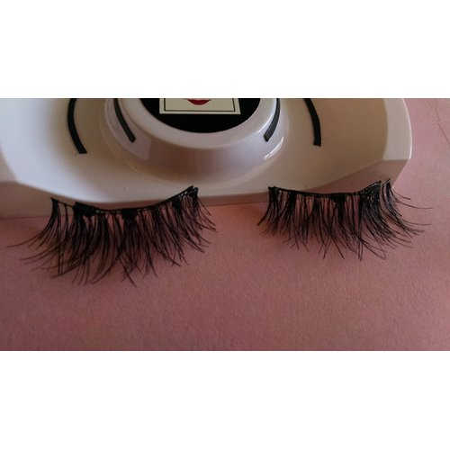 Wispie Magnetic Lashes - 4 magnets placed so the lash will curve when connected - adjustable width to fit different eye shapes