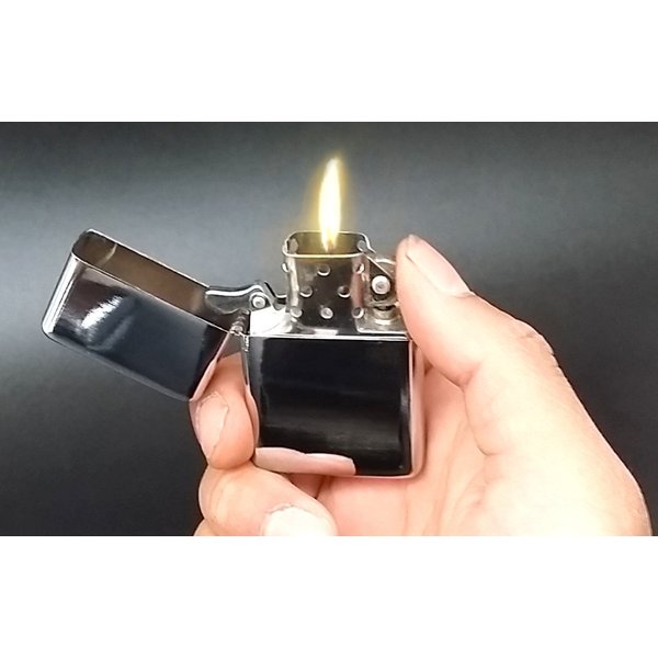 Marilyn Classic Iconic Dress Up Windproof Refillable Flip Top Oil Lighter with Tin Gift Box D-082