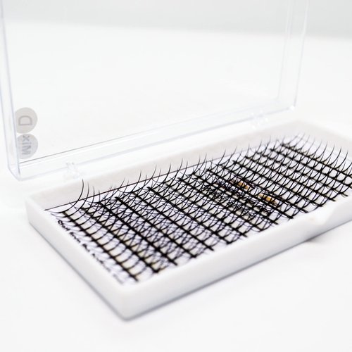 Single Spike Wispy Lashes. Mixed lengths,. Premade Eyelash Extensions. (D Curl, 19 to 24mm)