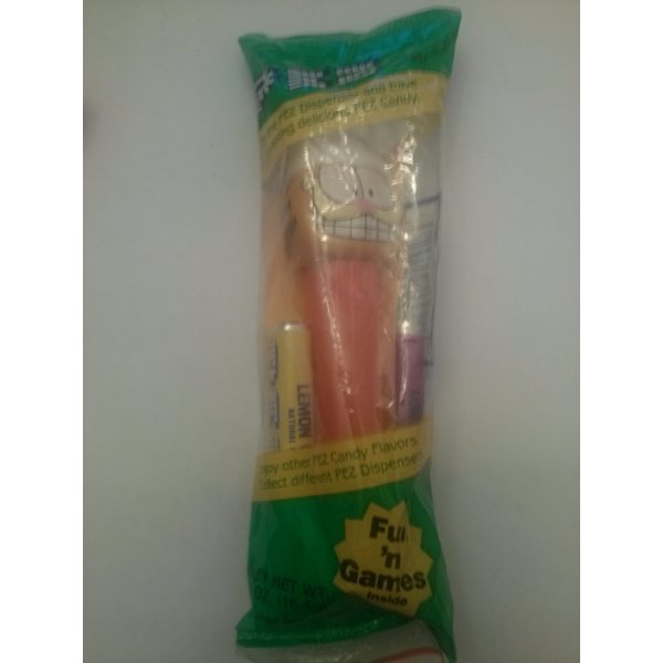 Collectible pez Candy Dispenser Garfield in Cooking Hat