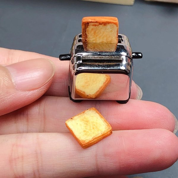 Dollhouse Miniature Silver Toaster with 2 Pieces of Toast, Dollhouse Kitchen Utensil Machine 1/12 Scale Bread Machine, for Dollhouse Kitchen Accessories