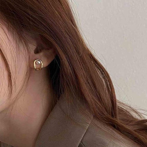 Allereyae Vintage Pearl Claw Earrings Pearl Claw Stud Earrings Gold Circle Earrings Minimal Pearl Earrings Jewelry for Women and Girls