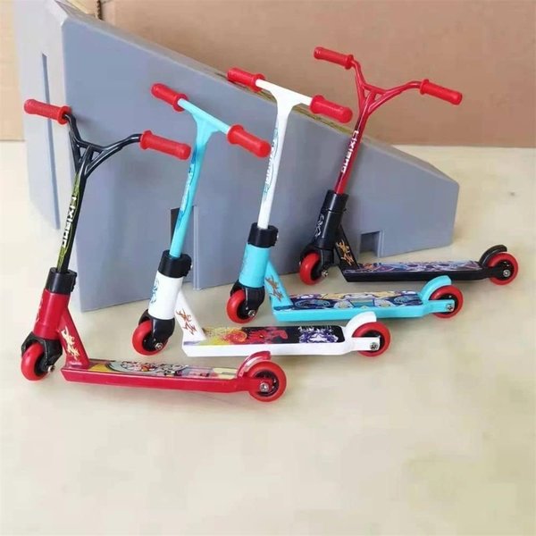 1pc Finger Scooter 1PC Mini Finger Scooter Two Wheel Scooter Children's Finger Training Toys Mini Finger Skateboards Finger Toys Tech Deck Skatepark,Novelty Toys and Amusements (red Random)