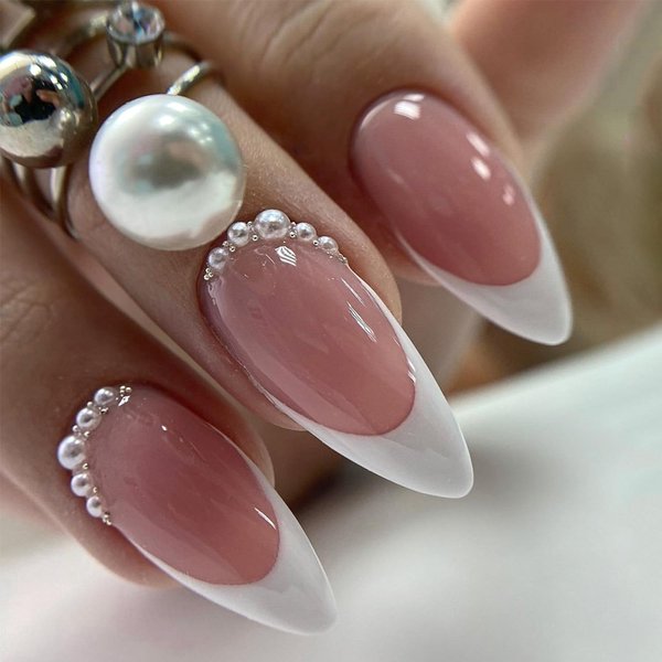 White French Tip Press on Nails Medium Almond Fake Nails with Pearl Glossy Designs Nail Art Supplies Nude Pink False Nails Stick on Nails for Women Girls Acrylic Nail Manicure Salon Decorations 24Pcs