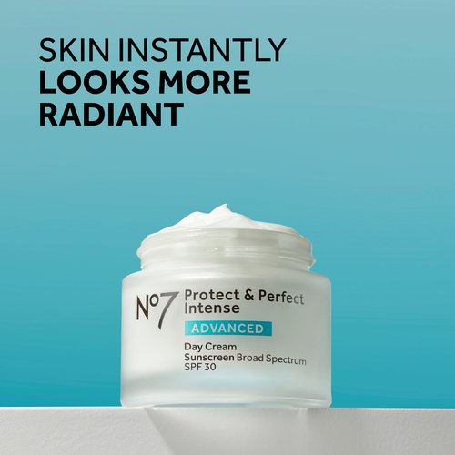 No7 Protect & Perfect Intense Advanced Day Cream SPF 30 - Anti-Aging Facial Moisturizer with Anti-Wrinkle Technology - Hydrating Hyaluronic Acid Cream for Radiant Youthful Skin (50ml)