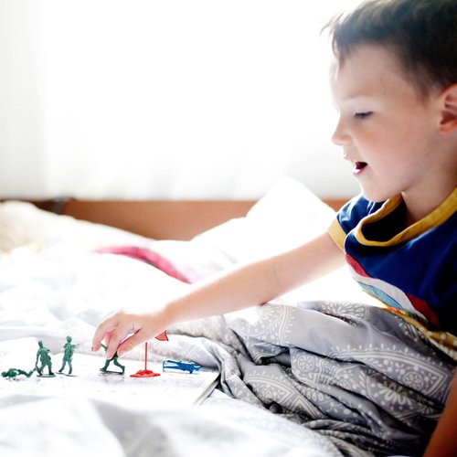 200-Piece Plastic Army Men for Boys – Military Soldiers Guys Playset Action Figures with Flags (4 Colors)