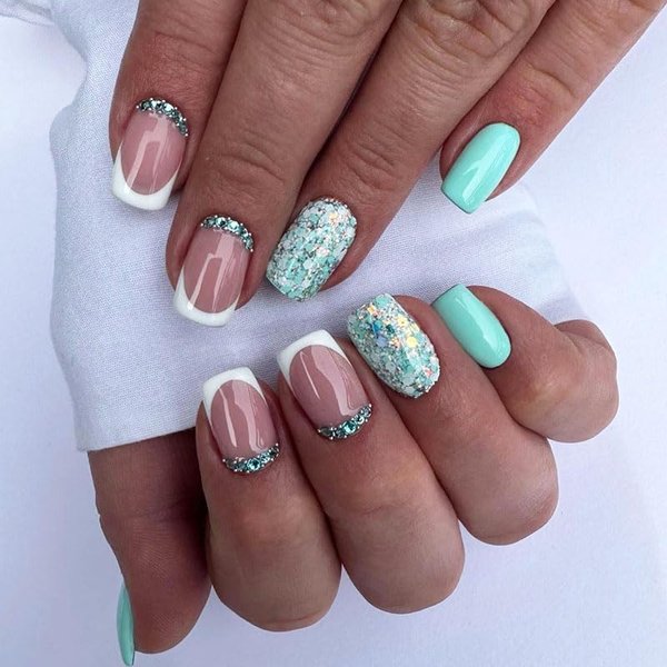 BAOYAALIN Press on Nails Short Medium Square French White Fake Nails with Rhinestones Glitter Design Press ons Artificial Acrylic False Stick on Nail for Women Girls Daily Wear Wedding 24Pcs