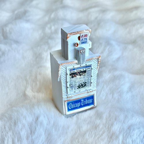 Miniature American Payphone in 1:12 Scale, Mini Vintage Style Phone Booth Mailbox Model Decoration, Suitable for Collection and Scene Building Mini Dollhouse Furniture Accessories (Newspaper Box B)