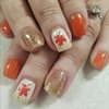 Fall Press on Nails Short Square Fake Nails Maple Leaf Stick on Nails Full Cover Artificial Thanksgiving False Nails Autumn Glossy Maple Leafs with Glitter Design for Women Holiday Stick on Nails
