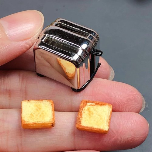 Dollhouse Miniature Silver Toaster with 2 Pieces of Toast, Dollhouse Kitchen Utensil Machine 1/12 Scale Bread Machine, for Dollhouse Kitchen Accessories