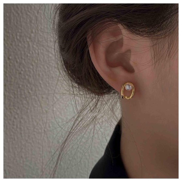 Allereyae Vintage Pearl Claw Earrings Pearl Claw Stud Earrings Gold Circle Earrings Minimal Pearl Earrings Jewelry for Women and Girls