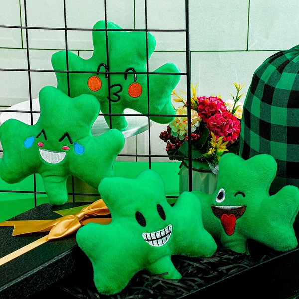 Blueweenly 12 Pcs St. Patrick's Day Stuffed Plush Shamrock St. Patrick's Day Soft Smile Shamrock Gifts Bulk Irish Green Plush Toy St. Patrick's Day Lucky Plush Decorations for Home Tiered Tray, 5 Inch