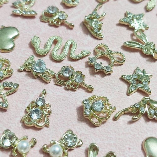 30Pcs Luxury Mix Gold Nail Charms Shiny Pearl Alloy Nail Rhinestones Butterfly Heart Star Nail Charms Metal Snake Flower Nail Art Charm Nail Gems for Nails Women Acrylic Nail Jewels Nail Decorations