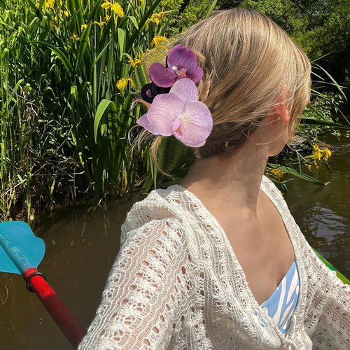 Hawaiian Flower Claw Clips 2Pcs Flower Hair Clips for Thick Hair Purple Orchid Hair Claw for Teens Women Summer Y2K Glitter Butterfly Clip Headpiece Hair Accessories