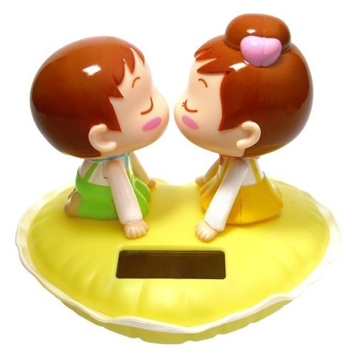 Solar Powered Bobble Head Kissing Boy And Girl Home Decoration Car Decoration