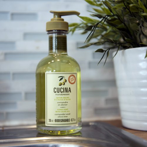 Fruits & Passion [Cucina] Coriander & Olive Tree Hand Soap (6.76 fl oz) - Luxury Scented Kitchen Liquid Hand Soap, Vegan, Natural Moisturizing Hand Wash in Premium Glass Hand Soap Dispenser