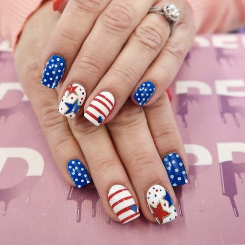 24Pcs 4th of July Press on Nails Square Fake Nails Red Blue White False Nails American Stars and Stripes Designs False Nails Full Cover Stick on Nails Artificial Nails for Women Girls Nail Decorations