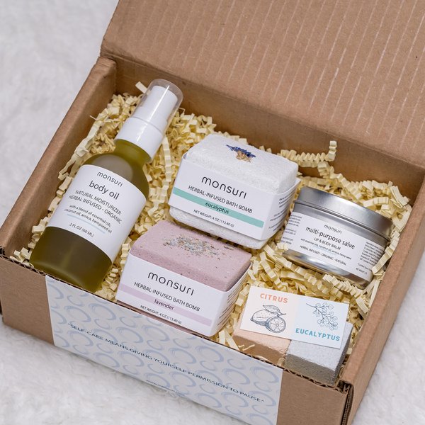 Self Care Package Spa Kit: Natural Bath Accessories and Skincare Products Spa Basket for Women Gift.