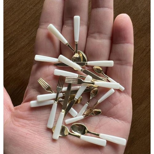 Miniature Cultey Fork and Spoon of 4 Set, Mini Forks Miniature Spoon, Dollhouse Kitchen 1:6 Cultey Accessories, Dollhouse Scale Miniature Kitchen Craft Supplies (Wood Color & Silver)