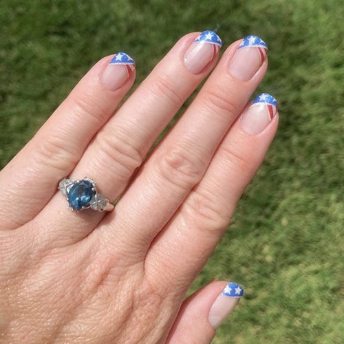 24Pcs 4th of July Press on Nails Short Square Fake Nails American Flag Stars Full Cover Nail Tips Design Patriotic Glue on Nails French Tip False Nails for Women Independence Day Manicure Decorations