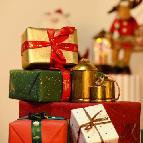 Christmas Bells, Vuskly Gold Bells Metal Vintage Bells with Jute Hanging Rope, Christmas Bells for Decoration,Perfect for Doors, Windows, Living Rooms, Christmas Trees, Wreaths, Gardens, etc-3 PCS