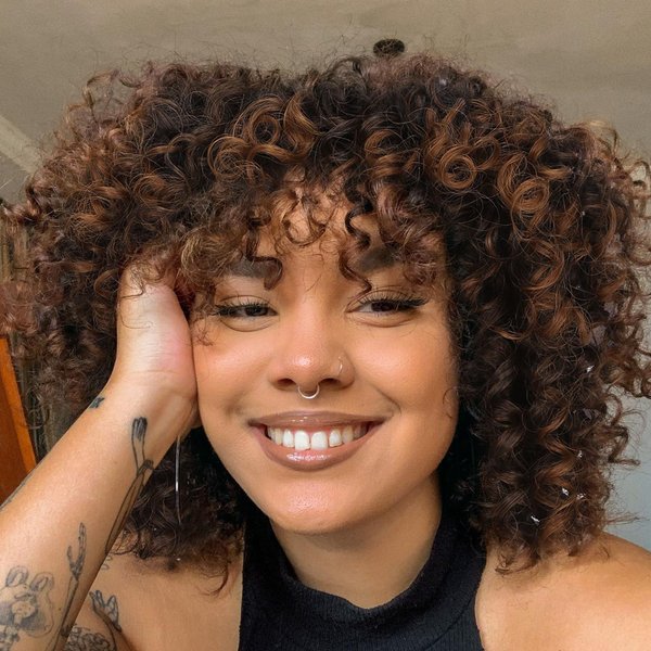 Hanne Fashion Curly Afro Wig with Bangs Short Kinky Curly Wig for Women Synthetic Ombre Brown Curly Wigs Shoulder Length Glueless Afro Wig (1B/30#)