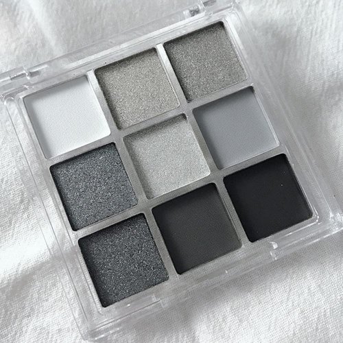 Yeweian Black Smokey Eyeshadow Palette, Eye Black Makeup, 9 Colors Black Silver Gray White Eyeshadow Makeup Palette, Waterproof Cool Toned Matte Glitter Eyeshadow Palette Sombras De Ojos Profesional