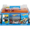Hot Wheels Race Case Track Set with 2 Hot Wheels Cars, Dual Launcher for Side-By-Side Racing, Storage Container, Toy for Kids 4 Years Old & Up