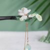 Exquisite Wood Hair Stick Hairpin White and Green Flowers Updo Hair Comb Retro Tassel Pendant Accessories Chinese Hair Chopsticks MGPFERD
