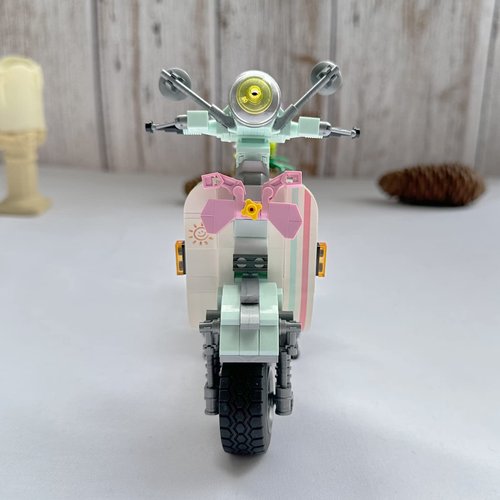 HOUXIPUPY Mini-Motorcyle Vespa-Model Building Blocks Set- Technic Vehicle Vespa Construction Building Blocks Collection Set 673 PCS for Teen and Adults