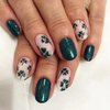 24pcs St. Patrick's Day Press on Nails Short Oval Petite Acrylic Fake Nails with Green Glitter Four Leaf Shamrock Design Square Glue on Nails False Nails for Women Irish Holiday Nail Decorations Gift
