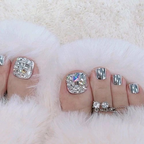 MISUD Black Lace Press on Toenails Glossy Glue on Fake Toe Nails Sparkly Acrylic Toe Fake Nails Bling Glitter Stick on False Toenails with Design Full Cover Press-on ToeNails for Women 24pcs