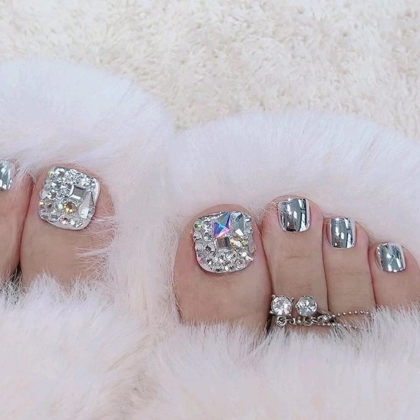 MISUD Black Lace Press on Toenails Glossy Glue on Fake Toe Nails Sparkly Acrylic Toe Fake Nails Bling Glitter Stick on False Toenails with Design Full Cover Press-on ToeNails for Women 24pcs