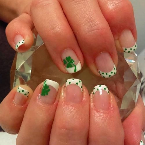 St. Patrick's Day Press on Nails Short Square Fake Nails French Tip Green Shamrock Designs Glossy Artificial Acrylic Nails Nail Decorations for Women Girls
