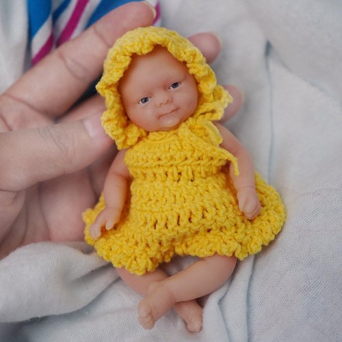 4.5" Silicone Baby Girl,Mini Reborn Baby Dolls, Tiny Silicone Baby Dolls, Mini Realistic Newborn Baby Dolls Silicone Full Body Stress Relief with Feeding Accessories（Yellow）