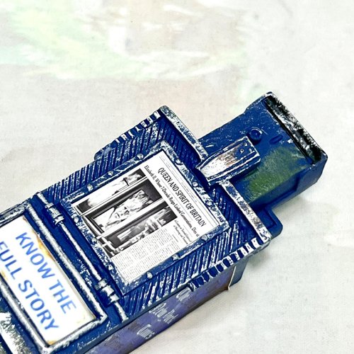 Miniature American Payphone in 1:12 Scale, Mini Vintage Style Phone Booth Mailbox Model Decoration, Suitable for Collection and Scene Building Mini Dollhouse Furniture Accessories (Newspaper Box A)