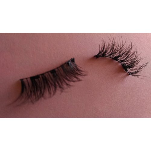 Wispie Magnetic Lashes - 4 magnets placed so the lash will curve when connected - adjustable width to fit different eye shapes