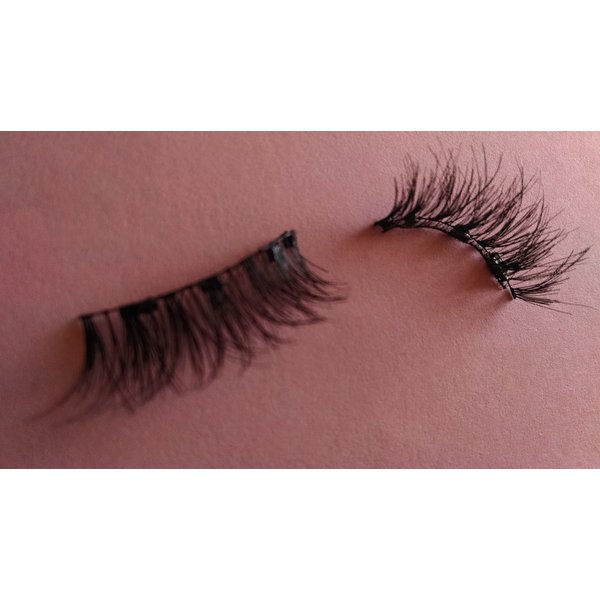Wispie Magnetic Lashes - 4 magnets placed so the lash will curve when connected - adjustable width to fit different eye shapes