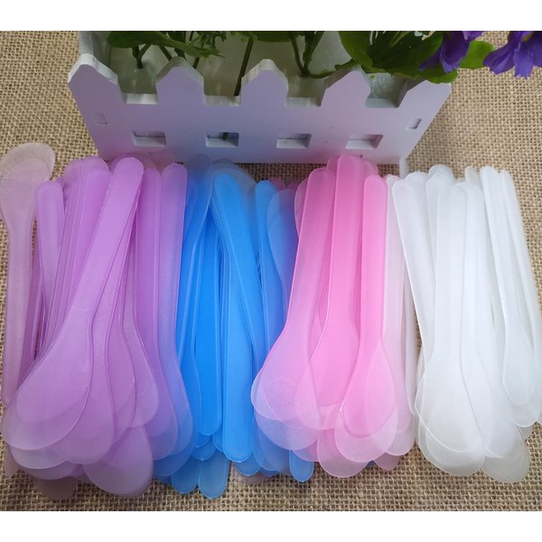 Ebonee 100 Pcs Plastic Cosmetic Mask Spatulas, 5 Inch Disposable Makeup Face Mask Spoon for Mask Cream, DIY Mixing and Sampling (4 Color)
